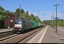 Containerzug mit 182 512-4 (Siemens ES64U2-012) MRCE, vermietet an die TX Logistik AG, durchfährt den Bahnhof Uelzen auf Gleis 101 Richtung Hannover.
[7.8.2018 | 14:32 Uhr]