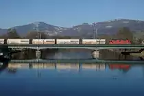 SBB CARGO Re 4/4 11313 beim Passieren der Aarebrücke in Wangen an der Aare am 25. Februar 2019.
Foto: Walter Ruetsch