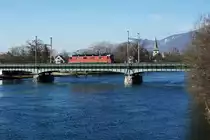 Am 25. Februar 2019 passierte die Re 6/6 11657  ESTAVAYER-LE-LAC  als Lokzug die Aarebrücke in Wangen an der Aare.
Foto: Walter Ruetsch