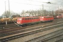 110 406 und 353 am 30.12.2002 in Bahnhofsvorfeld Gie�en.