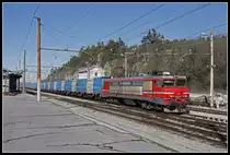 363-023 fährt am 13.02.2019 mit einem Güterzug durch den Bahnhof Rakek.