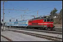 342-022 mit Reisezug in Rakek am 13.02.2019.