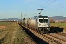 Am 25.02.2019 ist 187 507 von Akiem mit einem Kesselwagenzug zwischen Heddesheim und Ladenburg in Richtung Süden unterwegs.