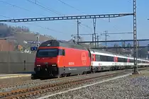 Re 460 112-6 durchfährt den Bahnhof Gelterkinden. Die Aufnahme stammt vom 19.01.2019.