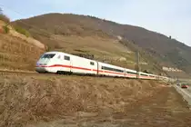 DB Fernverkehr ICE1 (401 010) auf der Rechten Rheinstrecke am 23.02.19 zwischen Assmanshausen und Lorch