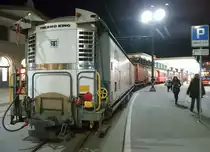 Gegen 18:45 war die Fuhre wieder in Chur,Bahnsteig 2,angekommen und stellte sich zum Abschiedsfoto. Nach dem Ausstieg der Fahrgäste gab es für die freundlichen Zugbegleiter den wohlverdienten Feierabend und drei ! Rangierer stürzten sich förmlich auf den Zug, denn zur Wende stehen nur 20 Minuten zur Verfügung, wobei der Güterteil stehenblieb und der Personenteil des Zuges mit dem Allegra rangierte und gegen eine schon richtig stehende Kombination weiterer Personenwagen getauscht wurde.
Das ich mit einigen unentwegten Gästen nach der am nächsten Tag stattfindenn Berninafahrt nochmal im Dunkeln die Fahrt nach Arosa machen würde, wusste ich zu dem Zeitpunkt noch nicht ! Das kommt davon, wenn man vor seinen Gästen Werbung macht, und wieder Erwarten doch einige neugierig sind! Schön wars! 21.02.2019   