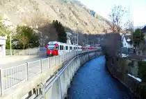 Obwohl fast grad erst dem Glacier Express entstiegen, ging es nach einchecken im Hotel, kurzem Duschen im Galopp zum Haltepunkt Chur Altstadt, den ich leider im letzten Jahr zu spät entdeckte. Hier zahlte sich das vorbereitenden Kartenstudium aus,zielsicher den gedachten Platz angesteuert, schon schaltete die Straßenampel auf rot und der Allegra 3512 rollt mit seiner Fuhre gemächlich an den Bahnsteig(oder besser Bordstein?)am Plessurquai entlang.
Nach diesem Foto waren 20 Minuten Ruhe angesagt, Zeit sich mal zwischen den Villen um zusehen und dann ging es in Gegenrichtung ab nach Arosa.  