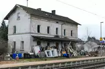 08.03.2018: Bahnhof Neuses bei Kronach an der Strecke der Frankenwaldbahn Hochstadt-Marktzeuln - Probstzella. Er wurde an  privat  verkauft.