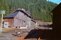 April 1987, Nordhalben, Endbahnhof der Rodachtalbahn Kronach - Nordhalben, Das Schild auf der linken Seite wies auf die nahe Grenze zur DDR hin und verbot Angehörigen der US-Armee die Weiterfahrt.