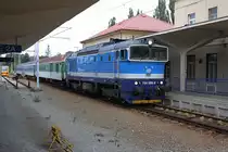 CD 754 009-9 fährt am 23.September 2018 mit dem Os 8705 von Veseli nad Luznicí im Zielbahnhof Ceske Velenice ein.