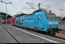 146 013, ein Gast aus Dresden mit Werbung für die Felsenbühne Rathen, von DB Regio Südost im Dienste der Elbe-Saale-Bahn als RE 16334 (RE30) nach Burg(Magdeburg) verlässt seinen Startbahnhof Halle(Saale)Hbf auf Gleis 10 E-G.
[1.8.2018 | 20:15 Uhr]