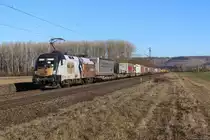 182 523 der TXLogistik mit einem KLV-Zug, bei herrlichem Kaiserwetter, fotografiert kurz vor Retzbach-Zellingen am 27.02.2019