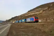 SBB Cargo 482 030-4 mit einen KLV Zug auf der Rechten Rheinstrecke am 23.02.19 zwischen Assmanshausen und Lorch