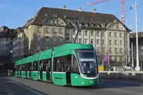 Be 6/8 Flexity 5043, auf der Linie 6, überquert die Mittlere Rheinbrücke. Die Aufnahme stammt vom 26.02.2019.