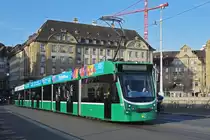 Be 6/8 Combino 321, auf der Linie 14, überquert die Mittlere Rheinbrücke. Die Aufnahme stammt vom 26.02.2019.