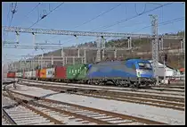 Im Jahr 2014 wurde die Oberleitung des Bahnhofes Postojna durch einen Eisregen zerstört. Seitdem beherscht der wuchtige Neubau der Fahrleitung die Szenerie des Bahnhofs. Hier zu sehen mit der 1216 922 mit Güterzug am 13.02.2019.