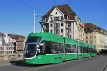Be 6/8 Flexity 5008, auf der Linie 14, überquert die Mittlere Rheinbrücke. Die Aufnahme stammt vom 26.02.2019.