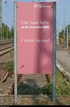  Fahren Sie neu! 
Nach über 12 Jahren ist dieses Schild der Elbe-Saale-Bahn (DB Regio Südost) im Bahnhof Stendal nunmehr Geschichte, denn seit dem 9.12.2018 übernimmt Abellio Rail Mitteldeutschland die Linien des  Dieselnetzes Sachsen-Anhalt  (DISA).
Auch Dennis Fiedler hat ein Bild davon eingestellt: http://www.bahnbilder.de/bild/deutschland~dieseltriebzuege~br-642-desiro/1118752/fahren-sie-neu-zum-damaligen-fahrplanwechsel.html.
[7.8.2018 | 17:14 Uhr]