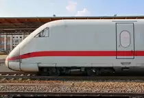 Blick auf den Kopf des Steuerwagens 808 025-1 (Tz 225  Oldenburg (Oldb) ) als unbekannter ICE Richtung Hannover Hbf, der im Bahnhof Stendal auf Gleis 1 steht.
[7.8.2018 | 17:54 Uhr]