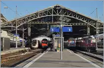  Lausanne, ihre nächsten Anschlüsse... 

Auf Gleis 4 wartet der TGV 9778 auf die Abfahrt, auf Gleis 5 erreicht der IC1 722 von St. Gallen nach Genève Aéroport den Bahnhof Lausanne, auf Gleis 6 steht der RE 18447 nach Vevey abfahrtbereit (ab 16:42) und auf Gleis 7 steht eine Re 4/4 II mit ihrem IR 1571 nach Neuchâtel (ab: 16:45).

28. Feb. 2019