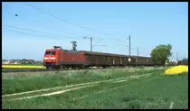 152145 ist hier bei Neu Ulm am 9.5.2002 um 14.37 Uhr mit einem Güterzug in Richtung Ulm unterwegs.