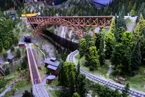 Die Western Anlage in Straubing entgleist. Das Mini Land aus Kirchheim bei München ist nun seit einem Jahr in Straubing und nennt sich Blue Brix Straubinger Wunderwelten.
