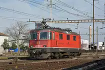 Re 430 353-3 durchfährt solo den Bahnhof Pratteln. Die Aufnahme stammt vom 21.02.2019.