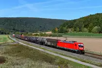 Am 05. Oktober 2018 konnte der EZ 51187 von Seelze Mitte nach München Nord Rbf zur Planzeit im Maintal beobachtet werden. Als Zuglok fungierte die noch im Neuzustand befindliche 187 141. Die Aufnahme entstand in der Nähe der Staustufe Harrbach.