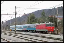 342-027 mit Reisezug in Borovnica am 14.02.2019.