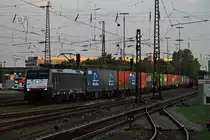 Durchfahrt am frühen Morgen des 01.08.2017 von MRCE/SBBCI ES 64 F4-993 (189 093-8) und einem Containerzug über Gleis 1 durch den Badischen Bahnhof von Basel in Richtung Rangierbahnhof Muttenz.