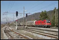 541-105 fährt am 14.02.2019 mit einem Güterzug durch den Bahnhof Borovnica.