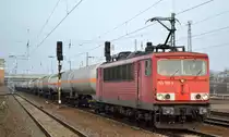 DB Cargo Deutschland AG mit Rpool 155 180-3 [NVR-Nummer: 91 80 6155 180-3 D-Rpool] mit einem Ganzzug Druckgaskesselwagen mit Propangas aus polnischer Produktion der Fa. ONICO S.A. am 28.02.19 Bf. Flughafen Berlin-Schönefeld.
