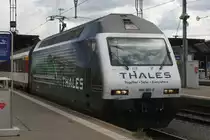 Die Re 460 005  Val d'Anniviers , hier mit der Thales Werbung, wartet mit ihrem Interregio auf die Abfahrt.

Zürich HB, 18.04.2017