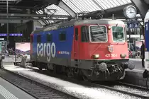 Die Re 421 392 (Re 4/4 11392) hat ihren Eurocity von Lindau gerade nach Zürich gebracht und wartet nun, bis der Zug losfährt. Danach kann sie sich ins Depot bewegen.

Zürich HB, 18.04.2017