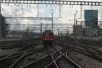 An diesem Nachmittag des 18. April 2017, als ich auf die Ankunft meiner Familie aus Hamburg wartete, war viel Betrieb im Zürcher Hauptbahnhof. Gleich drei Züge künden ihre Ankunft in den Bahnhof an, allen voran die Re 420 134 (Re 4/4 11134).

Zürich HB, 18.04.2017