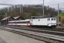 Beim Lokdepot des Vereins Depot und Schienenfahrzeuge Koblenz abgestellt war am 1. März 2019 die 142 042, ehemals DR E 42. Sie befindet sich im Besitze der Eisenbahndienstleister GmbH mit Sitz in Thayngen.
Foto: Walter Ruetsch