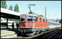 SBB Lok 1197 ist hier am 10.5.2002 um 9.36 Uhr mit dem EC 99 aus Basel in Lindau angekommen.