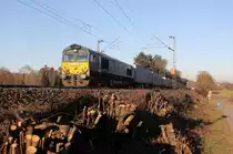 Die Class 66 266 031-4 von Railtraxx kommt mit viel Dieselpower hochgefahren aus Richtung Aachen-West mit einem Containerzug aus Köln-Eifeltor(D) nach Genk-Haven(B) und fährt in Richtung Gemmenicher-Tunnel,Botzelaer(B),Gemmenich(B),Nouvelaer(B),Moresnet(B),Moresnet-Chapelle(B),Montzen(B). 
Aufgenommen an der Montzenroute am Gemmenicher-Weg. 
Bei schönem Frühlingswetter am Nachmittag vom 26.2.2019.
