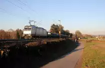 186 387-7 von Akiem/Lineas kommt aus Richtung Aachen-West und fährt die Gemmenicher-Rampe hoch mit einem Schweren-Coilzug aus Duisburg-Wedau(D) nach Kinkempois(B)  und fährt in Richtung Gemmenicher-Tunnel,Botzelaer(B),Gemmenich(B),Nouvelaer(B),Moresnet(B),Moresnet-Chapelle(B),Montzen(B). 
Aufgenommen an der Gemmenicher-Rampe am Gemmenicher-Weg an der Montzenroute. 
Bei schönem Frühlingswetter am Nachmittag vom 27.2.2019.