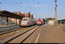 808 025-1 (Tz 225  Oldenburg (Oldb) ) als unbekannter ICE Richtung Hannover Hbf trifft auf 182 006 (Siemens ES64U2) von DB Regio Nordost als IRE 4272 (IRE 1) von Berlin Ostbahnhof nach Hamburg Hbf im Bahnhof Stendal.
[7.8.2018 | 18:02 Uhr]