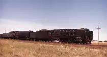 Leider mit geschlossenem Regler rollen zwei 25 NC der SAR im November 1976 die Rampe bei Modderriver hinunter. An den unterschiedlichen Tendern ist gut zu erkennen, dass die vordere Lok bereits als 25 NC geliefert wurde, während die hintere eine umgebaute frühere Kondenslok ist