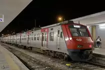 Ein Triebzug Baureihe 2300 im Lissabonner Bahnhof Santo Apolonia. (Januar 2017)