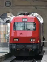 Die Elektrolokomotive CP 5618-2 pausiert Ende Januar 2017 am Bahnhof Lissabon Santo Apolonia.