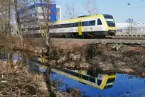 612 139 passiert als IRE 3046, Ulm - Basel, die Haltestelle Biberach S�d. Am 21.02.2019 wurde am Gew�sser Namens  Schwarze Bach  auf den Ausl�ser gedr�ckt, in dem mehr Wasser sichtbar ist als im knapp zwei Jahre zuvor aufgenommenen, nachfolgenden Bild.