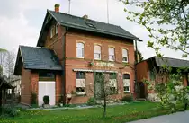 28.04.2004	Ehemaliger Bahnhof in Sonnefeld/Ofr. Nach der üblichen schrittweisen  Verringerung von Personen und Güterverkehr wurden die Gleise der ehemals von Ebersdorf herangeführten Strecke im Jahr 2000 abgebaut.