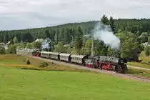 Ausfahrt am 12.08.2017 von der geschmückten 01 519 zusammen mit der 52 7596 am Zugschluss und dem letzten Dampfzug (Titisee - Seebrugg) aus dem Hp. Altglashütten-Falkau in Richtung Aha. Grund für die Verzierte 01.5 war, dass an diesen Tag ein Lokführer und ein Zugführer ihren letzten Einsatz vor dem Ruhestand hatten.