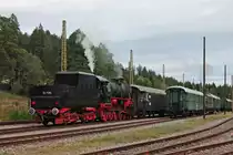 Nachschuss auf EFZ 52 7596 am 12.08.2017, als diese am Zugschluss des letzten Dampfzuges (Titisee - Seebrugg) von 01 519 hing und hier aufs Abstellgleis auf dem Museumsgelände der IG 3Seenbahn e.V. fuhr. Grund für diese Bespannung war, dass die 52er zuvor nach der Reparatur aus Rottweil bis Titisee als Lokzug und ab Titisee dann eben am Zugschluss des Sonderzuges hing und nun die 01 519 wieder ablöste auf der Dreiseenbahn.