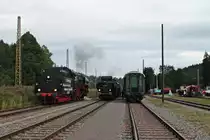 Treffen zweier Dampfloks und einem Hofhund (Köf) am Abend des 12.08.2017 auf dem Museumsgelände der IG 3Seenbahn e.V. in Seebrugg. Während links die geschmückte 01 519 in Richtung Wasserkran fuhr, wartete die 52 7596 am Zugschluss des Dampfzuges darauf in Richtung Abstellgleis zu fahren und die Köf 6586 (ex. 323 878-9) steht am rechten Bildrand abgestellt und wartete dort auf ihren nächsten Einsatz. (Fotostandpunkt von öffentlich Zugänglichen Museumsgelände)