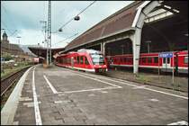 W�hrend 648 105 als RB52  Volmetalbahn  nach Dortmund aus dem Bahnhof f�hrt, wartet auf Gleis 1 die 143 617 mit der RB56  DER ISERLOHNER  auf die Abfahrt nach Iserlohn. Aufgenommen am Abend des 27.05.07 in Hagen Hbf.