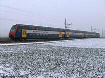 Re 450 mit Doppelstock-Pendel-Zug (DPZ)Komposition als S 5 Pfaffikon SZ - Rafz am 31.12.03 bei Rafz